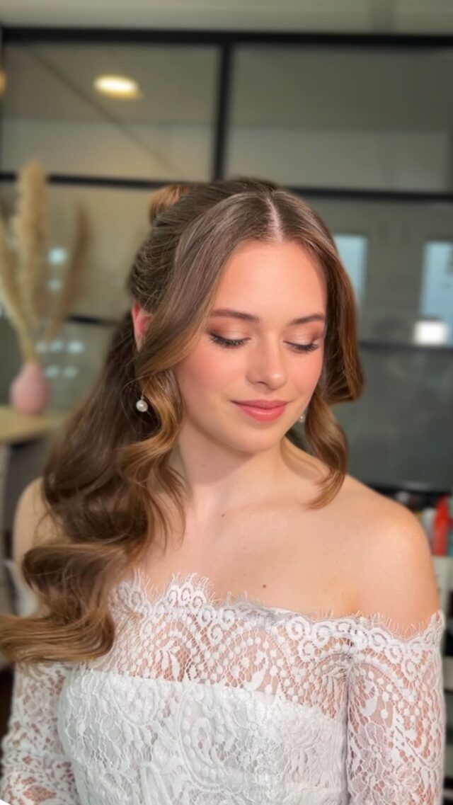 Haar en make-up met deze knapperd 😍

Welk team ben jij?🤩

#bruidsmakeup #bruidsstyliste #visagie #bruidskapsel #softglam #bridalhair #bridalmakeup #destinationwedding #softwaves #trouwenintwente