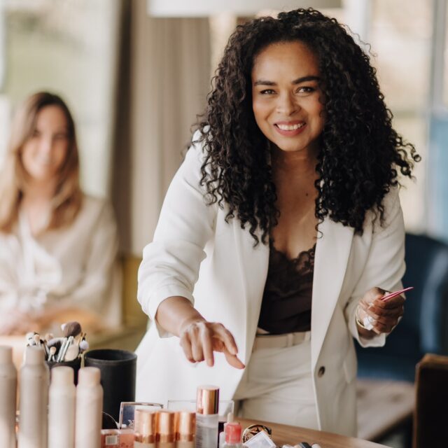 Wat een ervaring 🥰…

Afgelopen maand mocht ik samenwerken met de geweldige @deniseleuveldfotografie voor een branding shoot vol liefde, licht en pure schoonheid. 

Vanaf het eerste moment voelde ik me begrepen. 
Ik vertelde Denise wat ik wilde laten zien: mijn passie voor het vak, de zachtheid, het vertrouwen en de verbinding die ik voel in mijn werk. Ze wist het zó mooi te vangen – precies zoals ik ben.

Denise is niet alleen professioneel en creatief, maar ook een ontzettend fijn persoon om mee samen te werken. Enthousiast, rustig en vol gevoel voor detail.

Een speciale dank ook aan lieve @jorienvanammelrooy , mijn prachtige model én bruid van vorig jaar. 

Wat straal jij! 
En je woorden raakten me diep: “Prachtig om jouw liefde en aandacht voor je vak terug te zien. Een prachtig mens van binnen én buiten!”, dat gevoel was helemaal wederzijds.

Deze eerste beelden geven al een voorproefje, maar er komt nog zoveel moois aan… Ik kan niet wachten om het met jullie te delen!

#makeupandhairbyivonne #bridalstylist #brandingshoot #luxebruidsstyling #beautycoach #vrouwelijkeondernemers #fotoshootday #almelo #bruidsfotograaf #bruidsmakeup #bruidskapsel