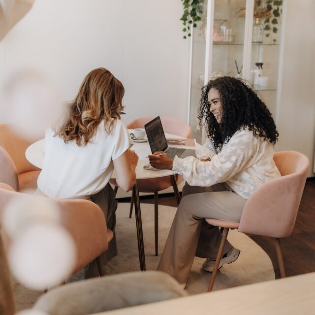 Jouw mooiste uitstraling begint niet op de trouwdag zelf, maar al in de weg ernaartoe.

Tijdens de proefsessie kijk ik niet alleen naar je kapsel en make-up, maar vooral naar jou. 

Jouw huid, jouw haar, jouw energie.

Ik geloof dat echte schoonheid ontstaat vanuit aandacht en goede voorbereiding.
Daarom geef ik je persoonlijk advies voor jouw haar en huidverzorging, afgestemd op wat jij nodig hebt om te stralen zoals jij bent.

Met kleine stappen maken we samen een groot verschil zodat jij niet alleen mooi bént op je trouwdag, maar je ook écht mooi vóelt.

Van binnen én buiten.

Wil jij niet alleen prachtig uitzien, maar je ook echt zo vóelen?
Ik begeleid je graag, stap voor stap.

Boek jouw proefsessie ruim op tijd. Samen maken we jouw droomlook waar.

Vragen? Mijn DM staat altijd open!

⸻

#bruid2025 #bruid2026 #bruidsstyling #bruidsmakeup #bruidskapsel #trouwdagvoorbereiding #proefsessie #bridalprep #persoonlijkeaandacht #stralendopjedag #luxebruidsstyling #loveandbeauty #bridetobe #bridetobe2025 #trouweninnederland #natuurlijkehuidverzorging #bruidskapselfrisuren #ivonnemartinezbeauty