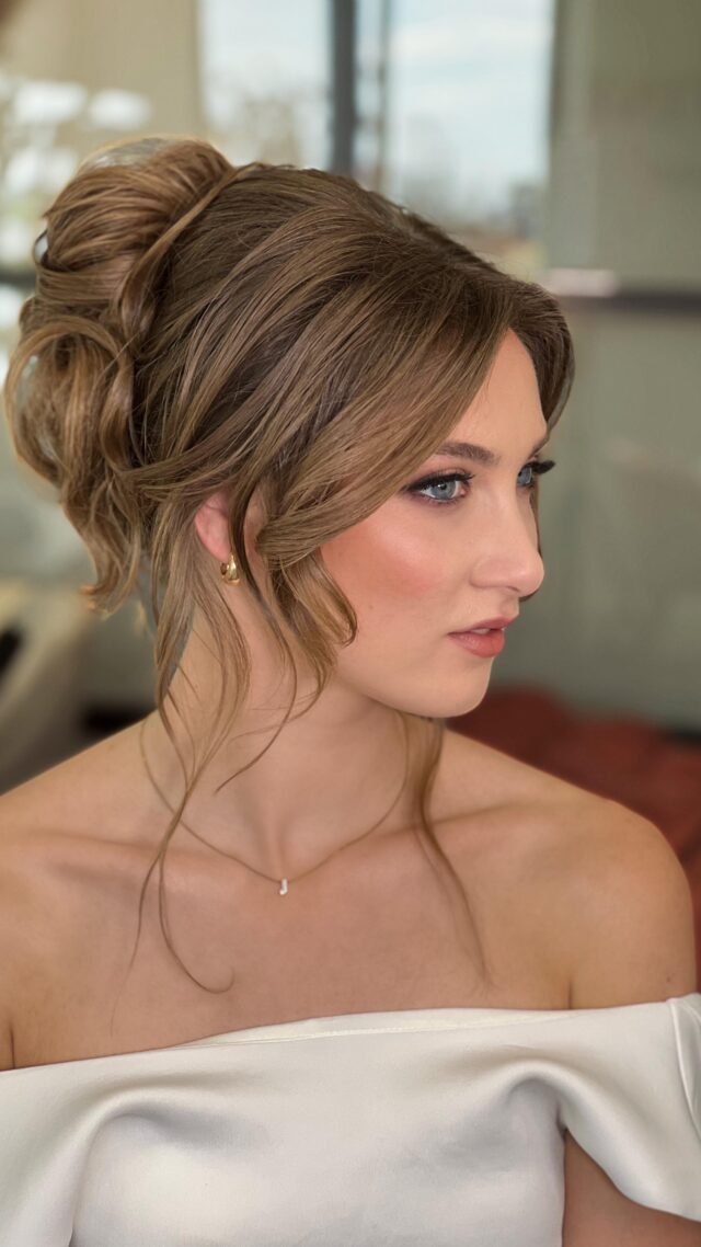 Ze zei: ‘Gewoon iets simpels.’

Ik: ‘Oké… maar flawless, zacht, natuurlijk én glam tegelijk.’

We begrijpen elkaar gelukkig zonder veel woorden haha!

Bewaar deze look als inspiratie voor jouw grote dag!

En vertel me in de reacties:

Zou jij dit kapsel dragen met een sluier of zonder?

bereik):

#bridetobe2025 #bridetobe2026 #bruidskapsel #softglam #weddinginspo #bridalhairgoals #ivonnemartinezbeauty #glamorousbride #modernbride #bridallookoftheday #trouwdaginspiratie #bridalstylistnl #bridalbeautyexpert #makeupandhairartist #bruidinspiratie #bridetip #elegantbride #bohobridevibes #bridallookinspo #bruidsstyliste #destinatiinwedding #trouweintwente