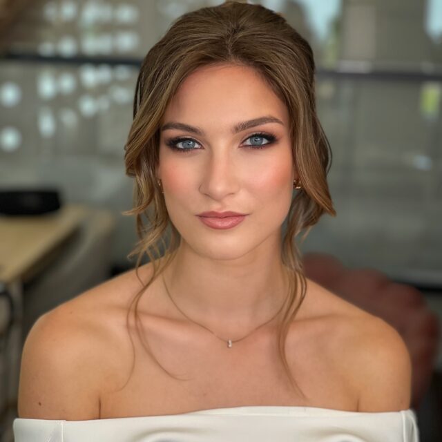 Een van m’n favoriete bridal looks om te maken…

SOFT GLAM

Elegant, romantisch, en gewoon jij… maar dan stralend.

Niet te zwaar, niet te “opgemaakt”, gewoon precies genoeg glow en definitie om alles wat jou mooi maakt nog mooier te laten uitkomen. 

Ik maak deze look regelmatig voor bruiden die zichzelf willen blijven, maar wel willen stralen op hun grote dag.

👉🏽Swipe voor de producten die ik heb gebruikt (en echt, mijn make-uptafel zag eruit alsof er een mini-feestje was met alleen maar mooie spulletjes. Ik kan uren er mee bezig zijn 🥰).

Liefde voor zachte tinten, frisse huid en die subtiele spark in de ogen.

Wil je ook zo’n look op je grote dag? Of voor een feestje? 

Stuur mij een bericht.

Model: @margotbouwmeester 

www.ivonnemartinez.nl

#softglam #bridallook #ivonnemartinez #naturalbride #bridalglow #weddingvibes #trouwen2026 #bruidsstyliste #bridalmakeup #luxurybride #destinationwedding #bruidskapsel #twentevisagie #makeupcursus