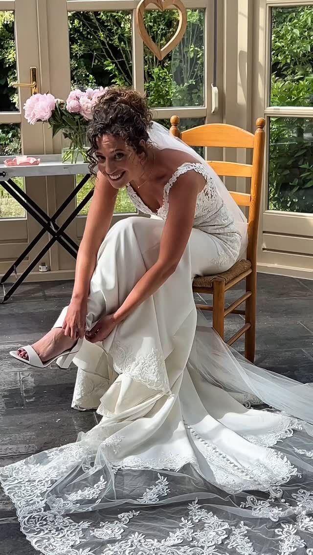 Voor mijn curly bruidjes😍

Ik wilde de natuurlijke krullen van @evajasmijnn versterken en daarom heb ik hairextensions toegevoegd voor extra volume en definitie, en haar make-up verzorgd met een zachte, romantische look. 

In de video deel ik een paar handige tips voor een langdurige, flawless uitstraling.

✨ Boekingen voor 2026 zijn nu open, en de agenda raakt langzaam weer vol. 

Wil jij ook stralen op je grote dag of wil je meer leren in mijn cursussen? 

Stuur me een berichtje voor meer info! 💌

Bruidsjurk @samsbruidsboetiek 

#bruidsmakeup #BridalHair #Bruidsstyling #MakeupArtist #BridalInspiration #WeddingMakeup #BridalBeauty #MakeupWorkshop #BridalMastery #WeddingSeason
#RomanticLook #ElegantMakeup #BridalGlow
#Wedding2026 #MakeupTips #BeautyCoach #CurlyHair
#NaturalCurls #CurlyBride #CurlyHairStylist #BridalCurls
#CurlyHair