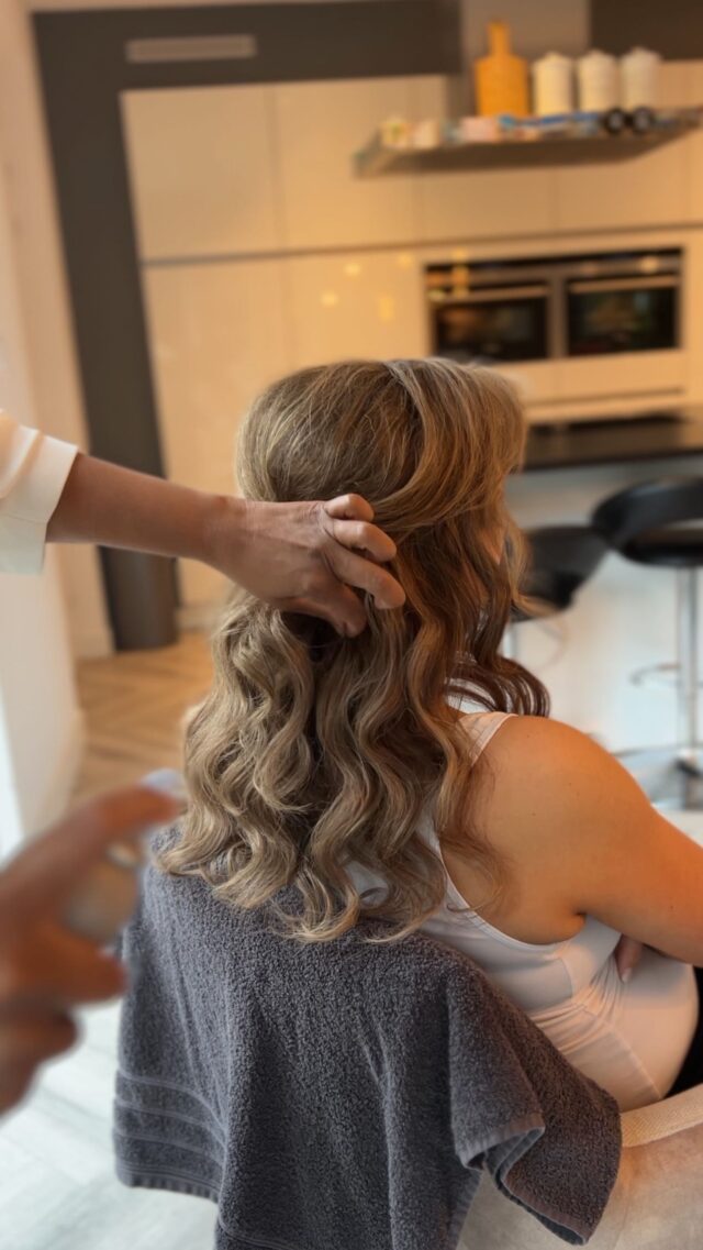 Zou het wel lukken met mijn haar?

Dat is een vraag die ik zó vaak hoor.

Mijn antwoord? Ja, absoluut.

Maar het eindresultaat is nooit alleen mijn werk. 

Zoals ik altijd zeg: “Een prachtig bruidskapsel is een samenwerking.”

Ik kan de beste producten, tools en technieken inzetten,
maar als jij mijn adviezen tijdens de proefsessie niet opvolgt, zoals hoe je je haar voorbereidt of verzorgt, dan komt het resultaat misschien niet helemaal zoals je had gehoopt.

Gelukkig doen mijn bruidjes dat wél. 💕

Zoals hier, lieve Judith, die me volledig vertrouwde en helemaal straalde op haar grote dag! 😍

De boekingen voor 2026 staan open!

En natuurlijk de cursussen ook vanaf September.

#bruidsstyling #bridalhair #haartips #bruidskapsel #twente #fijnhaarstyling #proefsessie #makeupandhairbyivonne #bruid2026 #bruidsmakeup #bruidsstyliste #destinationwedding #trouwenintwente #zaschahair