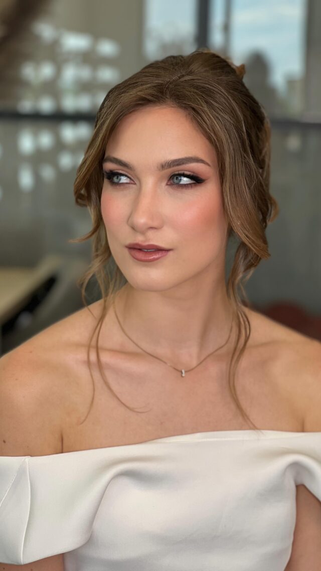 Goed nieuws!

In deze reel neem ik je mee in de magie van een zachte bridal make-up look met een dromerige touch. 

Soft glam make-up

Romantisch. Elegant. Tijdloos.

Perfect voor de bruid die wil stralen zonder te overdrijven.

Goed nieuws! Vanaf september gaan de deuren weer open voor mijn exclusieve Bridal Make-up Mastery. 

Wil jij leren hoe je dit soort looks zelf creëert?

Stuur me alvast een DM om je plekje te reserveren of zet jezelf op de wachtlijst!

#bridalmakeup #makeupeducation #bridalmakeuplook #makeupreels #bridalmastery #makeupbyivonne #softglammakeup #makeupcurs #makeupworkshop #bruidsstyliste #charlottetilburymakeup