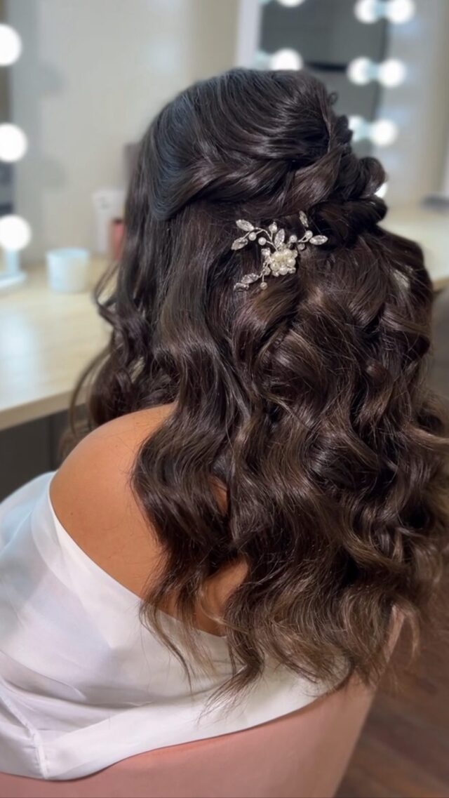 1 or 2? 

Welke zou je kiezen?

#bruidskapsel #kapsel #hairstyle #halfuphalfdown #bruidsstyliste #bridalhair #haireaves #trouweninitalië #destinationwedding #instahair #donkerhaar #dreamhair #softglam #glamwaves